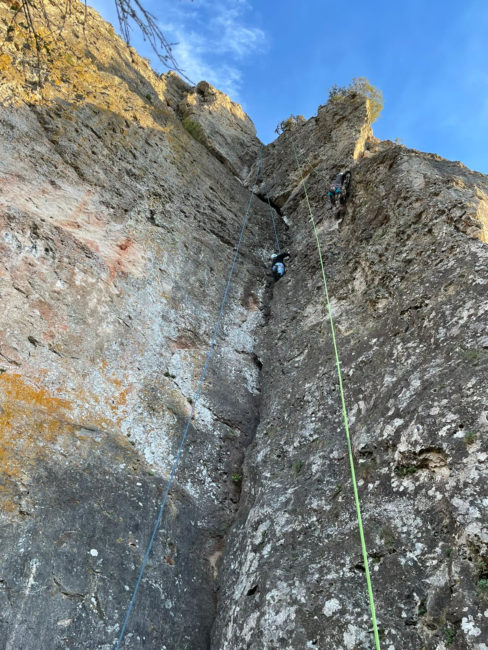 Les grimpeurs de Thau Escalade Loupian sur la falaise du Caussanel à Bédarieux